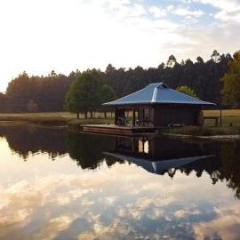 eKuthuleni - Wooden Cabin over the lake, ξενοδοχείο σε Howick