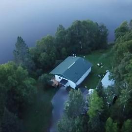 The House On The Lake: Ferme-Neuve şehrinde bir otel
