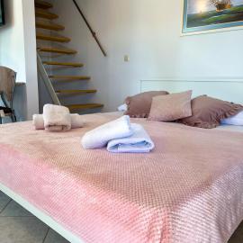 Ružmarin Apartments: Marina şehrinde bir otel