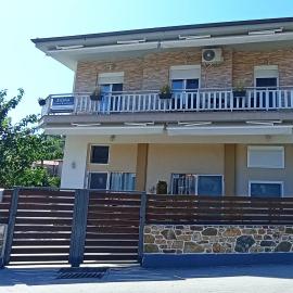 Xristos apartment and maisonettes، فندق في سيكيا
