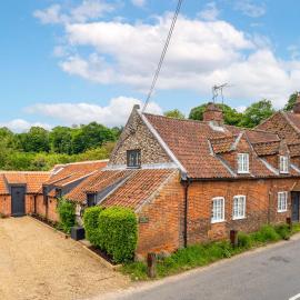 Knyvetts sleeps 6, 3 double beds, pretty garden
