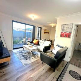 Modern 2BR Apartment, Peaceful and Private in Oran Park, hotell i Narellan