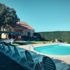 La Triqueta Casa Rural con Piscina y Barbacoa, ideal para familias y grupos, hotel in Zarzuela del Monte