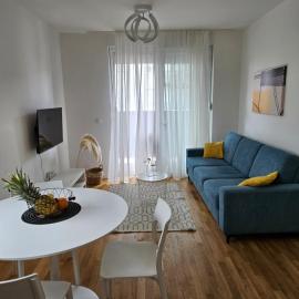 Apartments Zara with garage parking space
