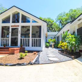 The Mini Moody - Luxurious Home Recently Renovated Close to Beach & Downtown, hotel em St. Augustine