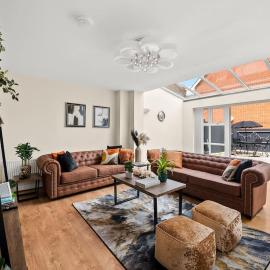 Radiant Retreat Ideal for LegoLand, Windsor, & LHR, hotel in Slough