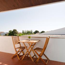 KING SIZE Bed with Air Conditioning near the BEACH & FREE Street Parking, Hotel in Canidelo