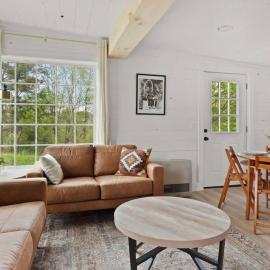 Charming & Freshly Restored Farmhouse 1 mile from center of Stowe, hotel a Stowe
