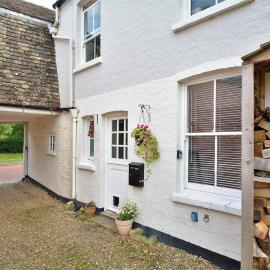 Cosy Courtyard Cottage sleeps 6 with Log Burner, close to Cambridge