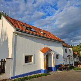 Pod vinohradem - apartmány & vinné sklepy, hotel in Mutěnice