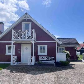 Hyggeligt sommerhus tæt på vandet i Bro Strand, Hotel in Brenderup