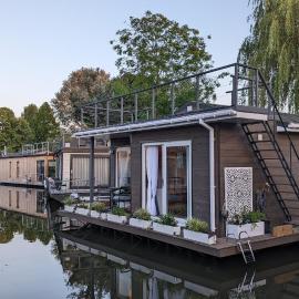 Tamanzi Taggs-floating home on idyllic island