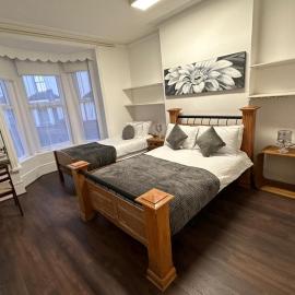 PRIVATE ROOM In TOWN CENTRE FREE PARKING WI FI AND PATIO WITH AA STAY LTD, hotel a Buckinghamshire