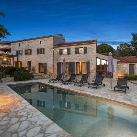 Casa 42 pet friendly for 9 people in Central Istria with salt - water pool, hotel v destinaci Butkovići