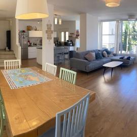 Big quiet Cottage in centre Raanana, hotel in Ra‘ananna