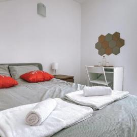 Seaside room in a Peniche townhouse featuring a private bathroom and shared access to the swimming pool and kitchen