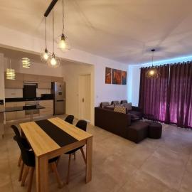 Lovely 2-bedroom apart, next to Park, Free Parking