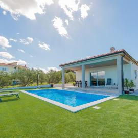 Holiday Home Bonato with pool, hotelli kohteessa Krneša