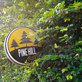 Pine Hill Villas & Camping, hotel em Sóc Sơn