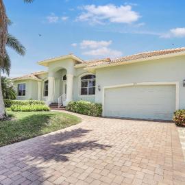 Pet-friendly waterfront home near beach with pool, hotel in Marco Island