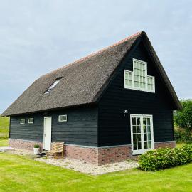 Villa Nieuwland holiday home, hotel in Den Oever