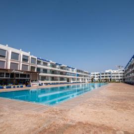 Appartement pied dans l’eau avec piscine, hotel en Aourir