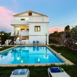 Villa Eleftheria: 5 bedroom villa with Pool & Jacuzzi in Panormo!, hotel din Panormos Rethymno