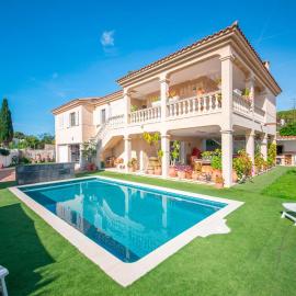 R153 - Espaciosa Villa con Piscina Privada en Coma, hotelli kohteessa Comarruga