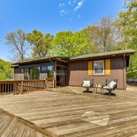 Gray Vacation Rental w/ Deck + Pond Access!, hotell sihtkohas Corbin