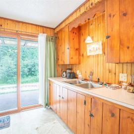 Rustic Roost Log Cabin, hotel in Hill City