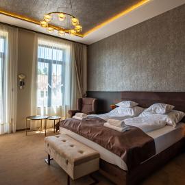 Vöröskő Villa -ELNÖKI szauna és jakuzzi használattal, hotel in Balatonalmádi