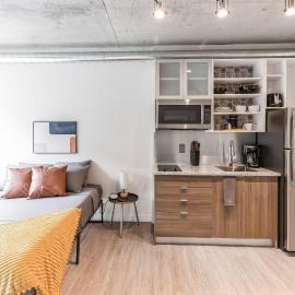 Studio apartment with prime location, hotel sa Cleveland