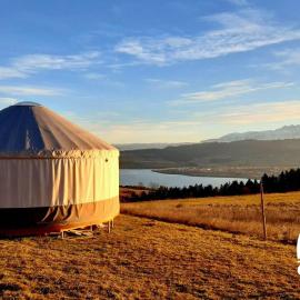 Woda Góry Las - glamping CAŁOROCZNY – hotel w mieście Szlembark