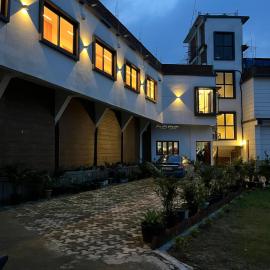 Konwar Inn & Suites, hotel sa Golāghāt