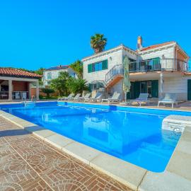 Villa Rasotica Relaxing Villa with Heated Pool, Perfect for Families