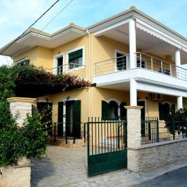 Panos Apartment، فندق في ميتيكاس