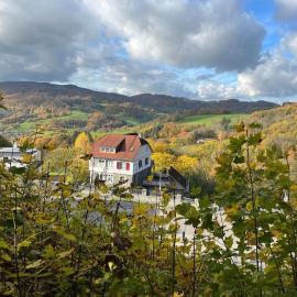 Traumhafter Blick mit Wohnung – hotel w mieście Lindenfels