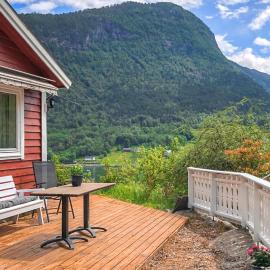Lovely Home In Bjordal With Kitchen, hotel a Bjordal