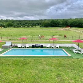 Domaine du cheval d’argent، فندق في Saiguède