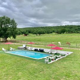 Domaine du cheval d’argent، فندق في Saiguède