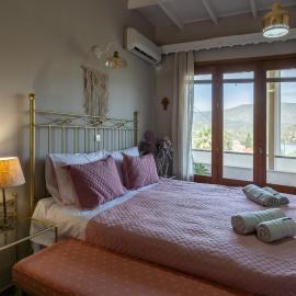 Miranta's Cottage, hotel din Perama