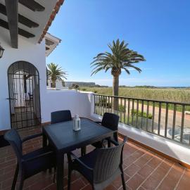 Apartamento Trini en Son Bou, frente al mar, perfecto para vacaciones、アライオールのホテル