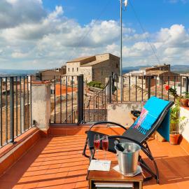 Les Voltes III - stunning 5BD home with panoramic views in hilltop wine village, hotelli kohteessa Barbará