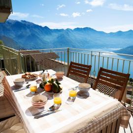 EnjoyIseoLake - Cezanne - comfy flat with terrace and Lake view, hotel di Parzanica