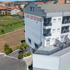Hotel Los Naranjos – hotel w mieście Revolta