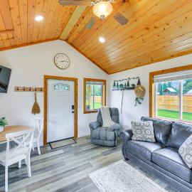Peaceful Bonners Ferry Cabin w/ Deck & Mtn Views!、ボナーズ・フェリーのホテル