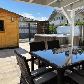 Ferienhaus Andrea mit Whirlpool und Sauna, hotel in Rimsting