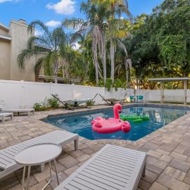 Pickleball~ Pool~ Game Room~ 5 min to Beach