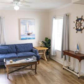 Comfortable One Bedroom Apartment - Walk to the Beach!