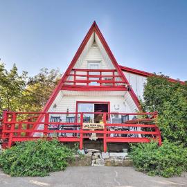 Steps to Lake! Charming Cabin: Pool Access & Decks, מלון בגרנברי